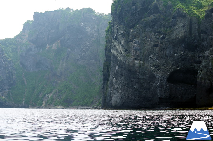 北海道の夏。小樽塩谷海岸からシーカヤックで『青の洞窟』大冒険!!